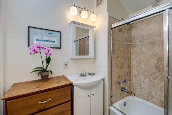 Queen Bathroom with Washer and Dryer Combo